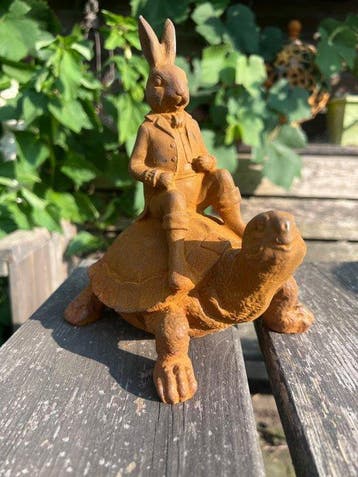 Decoratief ornament - Europa - Schildpad met konijn