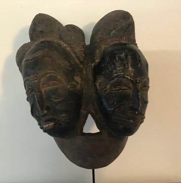 Een houten masker - Geheimhoudingsovereenkomst - Baule -