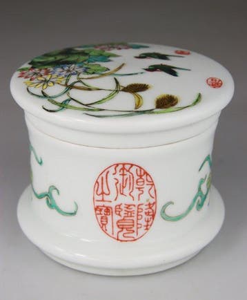 Chinese porselein doos - Famille Rose emaille vogels - Merk
