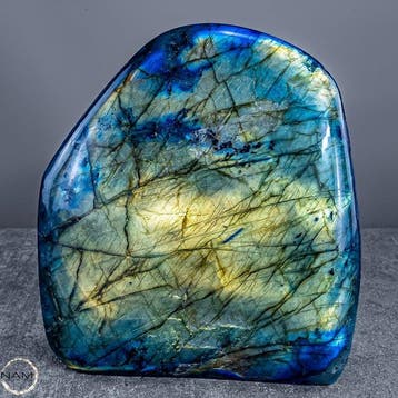 Labradorite naturelle en forme libre provenant de Madagascar
