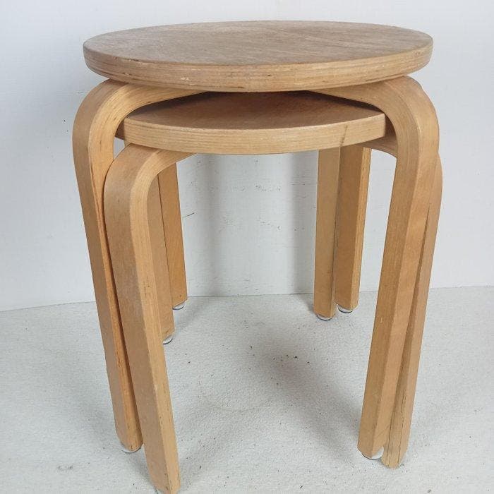 IKEA - Kruk (2) - Frosta - Multiplex berk - Twee stapelbaar, Antiek en Kunst, Antiek | Meubels | Stoelen en Sofa's