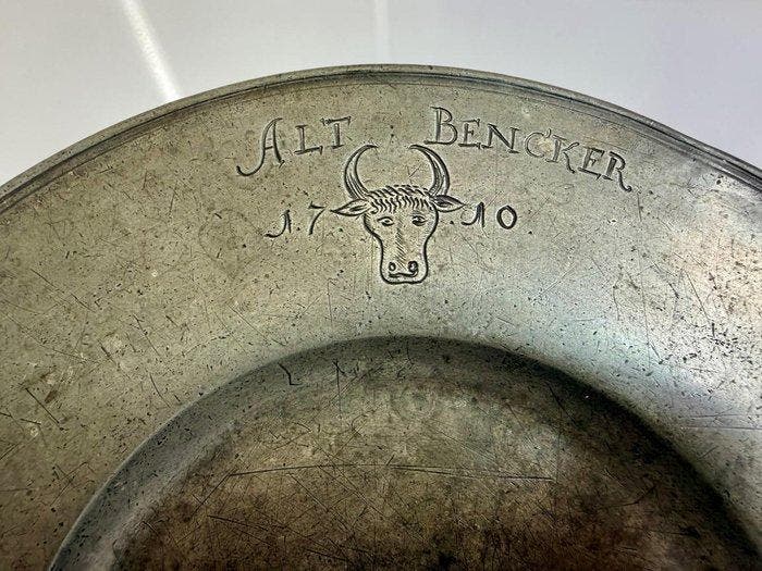 “ALT BENKER 1710 - Bord - Tin - Ø 28 cm, Antiek en Kunst, Antiek | Overige Antiek