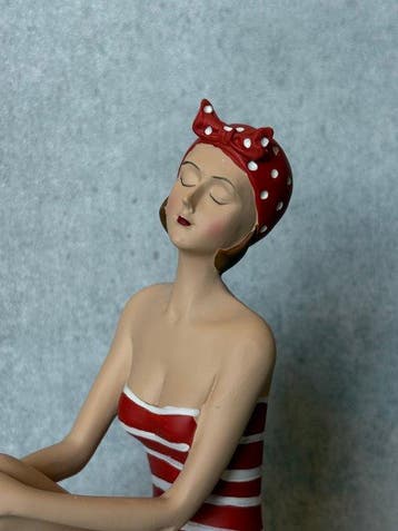 Beeld, Elegante zittende dame - 19 cm - Hars, Antiek en Kunst