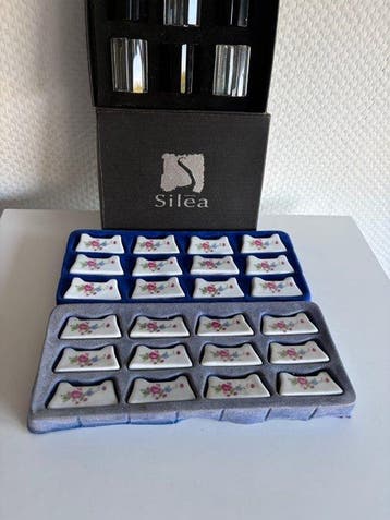 24 porte-couteaux en porcelaine florale et 6