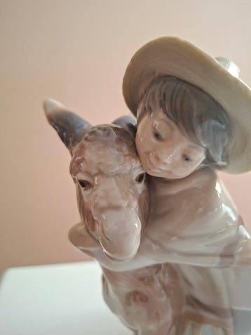 Lladró - Figure - Bimbo che abbraccia un asino - Porcelaine, Antiek en Kunst