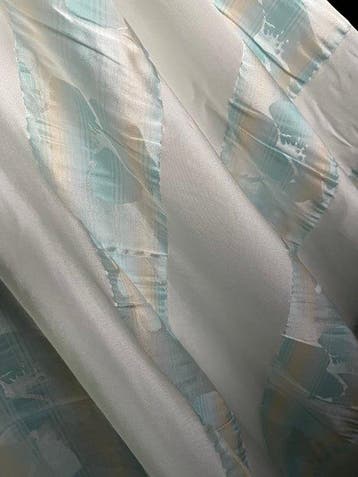 Tissu à bandes florales transparent – poésie sur organza -