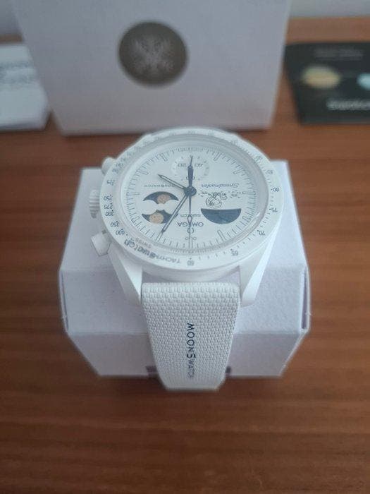 Swatch - MoonSwatch - Mission on Earth - Sans prix de, Handtassen en Accessoires, Horloges | Heren