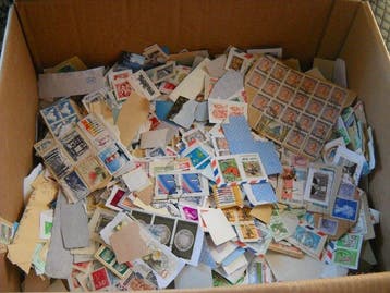 Monde - Un lot de timbres sur papier