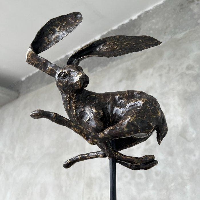 sculptuur, Speckled bronze Rabbit on stand - 44 cm - Brons, Antiek en Kunst, Kunst | Designobjecten