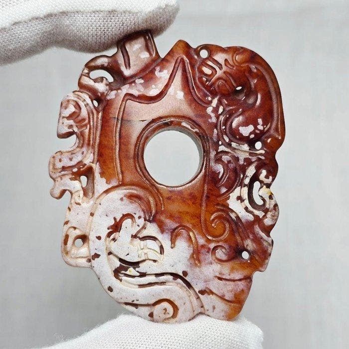 Pendentif en pierre sculptée au style chinois / amulette —, Handtassen en Accessoires, Antieke sieraden