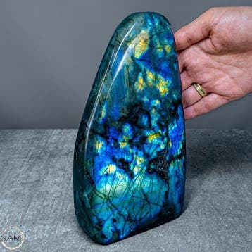 Labradorite naturelle de Madagascar – Le jeu irisé des