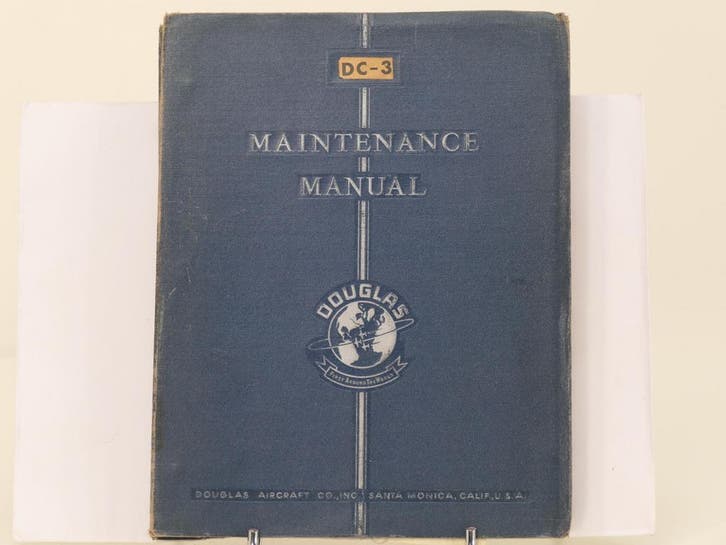 Douglas DC-3 – Maintenance Manual boek met blikken reclam., Livres, Transport, Enlèvement ou Envoi