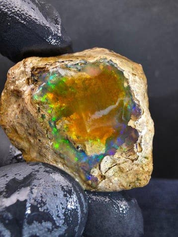 95cts Crystal Opal Specimen Ruw- 19.16 g