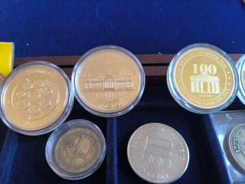 Wereld. Collection of tokens and coins, various metals XX