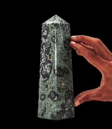 Grote 1,1 kg groene Kambaba-jasper obelisktoren - Madagaskar