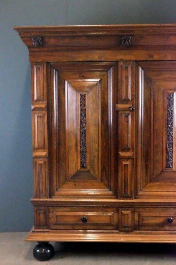 Armoire - armoire à coussins - bois de chêne et de noyer