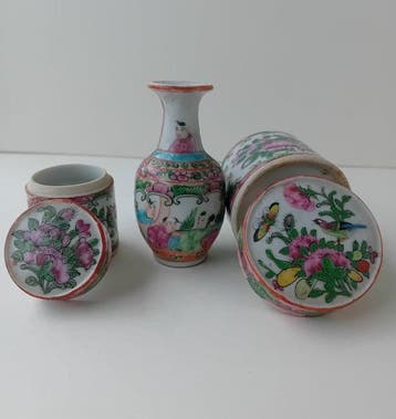 A set of 3 Chinese famille rose porcelain, 2 boxes and 1, Antiquités & Art