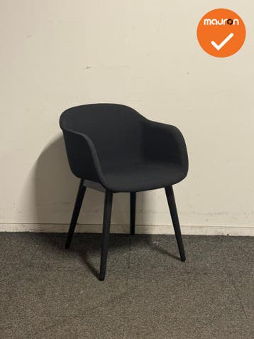 Basic - Kuipstoel - Zwart - Zwarte stoffering - Zwart houten, Vergader- of Presentatieruimte, Ophalen of Verzenden, Gebruikt, Stoel