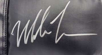 Mike Tyson - Gants de boxe, Un autographe