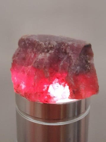 Robijn Ruw - Hoogte: 3.5 cm - Breedte: 3 cm- 33.63 g - (1)