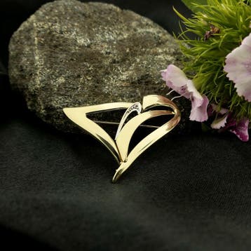 Bicolor gouden fantasie broche met diamant; 0,005 ct., Handtassen en Accessoires, Broches, Gebruikt, Ophalen of Verzenden, Met edelsteen