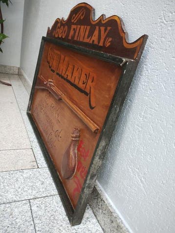 Geo Finlay - Naambord in massief hout met retro
