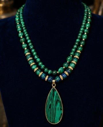 Collier élégant à double rang de malachite verte avec, Collections
