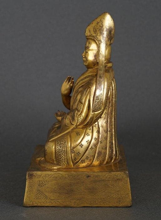 Zittende lama met veel bloemrijke details en een fijne, Antiek en Kunst, Antiek | Overige Antiek