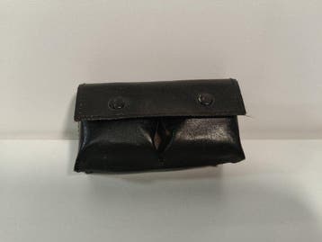 Oud katholiek viaticum-necessaire – pyxide, paarse stola,
