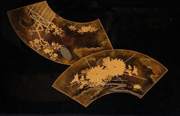 Presentatieschaal met vouwwaaiers - Gelakt hout - Japan -