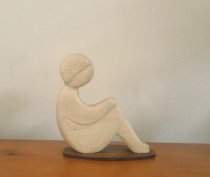 Statue, zittend persoon - 19.5 cm - pierre naturelle,, Antiquités & Art, Curiosités & Brocante