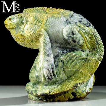 Meesterlijk uitgehouwen serpentijn-iguana-beeld - Prachtig