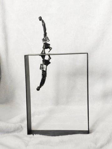 sculptuur, The reflection of a walking person - 29 cm -