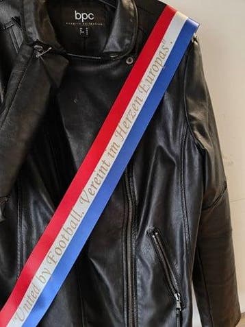 Voetbalsjerp oid sjerpen bedrukt 75 mm vlag met goud opdruk, Nieuw