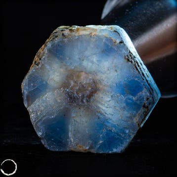 Natuurlijke ster-saffier ruwe steen – blauwgrijze
