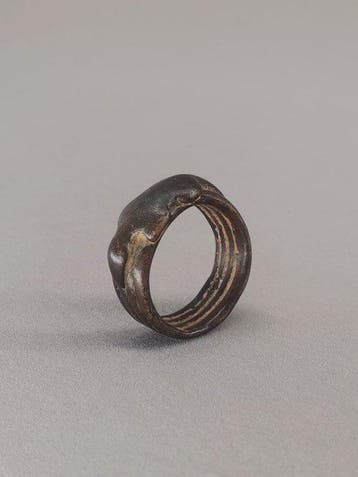 Ring versierd met een dier aan de bovenkant - Senufo -