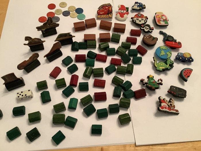 Spelstuk - Wooden house game tokens etc - Hout- Plastic-, Antiek en Kunst, Antiek | Speelgoed