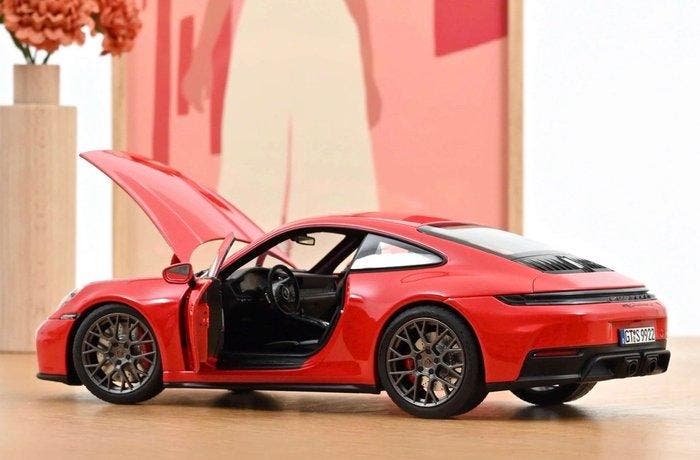 Norev 1:18 - Modelauto - Porsche 911 Carrera 2025 Rouge, Hobby en Vrije tijd, Modelauto's | 1:5 tot 1:12