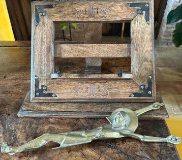 Pupitre van gesneden hout + Christus in verguld messing (2), Antiquités & Art