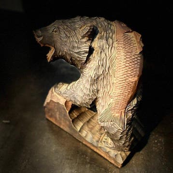 AINU - Beeldje - Carved Large Powerful Bear with Salmon –