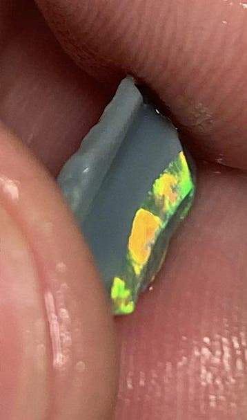 Black Opal, Mulga Lightning Ridge. Ruwe parel.- 0.5 g - (1)