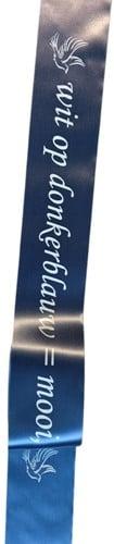 Bedrukt lint Donkerblauw met Witte opdruk 70 mm 80 cm, Nieuw