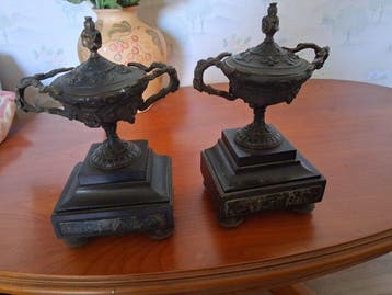 Decoratief ornament - Paar cassolettes