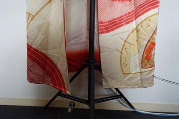 Kimono japonais élégant, vintage – ivoire avec motif rouge, Antiquités & Art