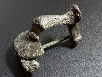 Romain antique Bronze Fibule emblématique « Knee », avec un