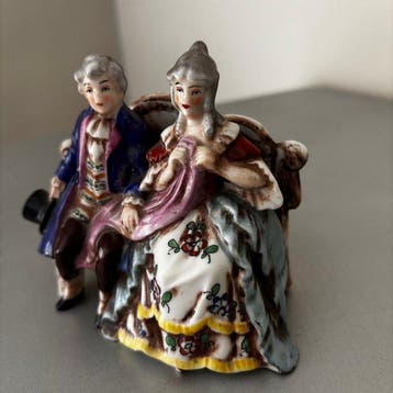 Sitzendorf - sculptuur, Scène galante - 16 cm - Faience (tin, Antiquités & Art