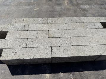 Veiling - 18,24 M2 Waalformaat Beton Grijs Ongetrommeld 20x5, Tuin en Terras, Nieuw