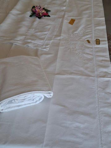 2 excellents draps en coton pur, avec broderie sur le drap, Antiquités & Art