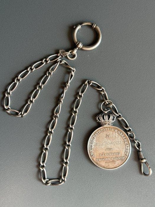 830S Silver Pocket Watch Chain with Gustaf V Service Medal, Handtassen en Accessoires, Horloges | Heren