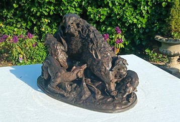 sculptuur, zwaar en groot bronzen beeld “dogs attack bear”, Antiek en Kunst